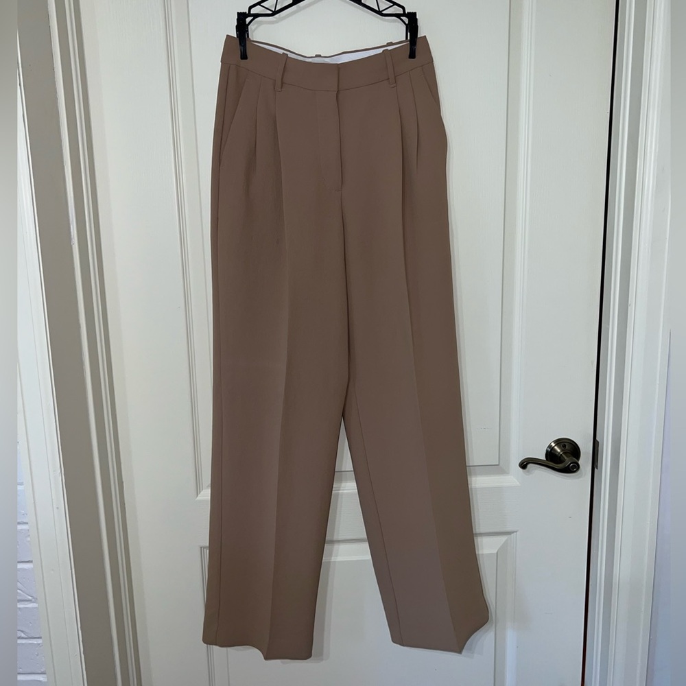 EUC Aritzia Effortless Pant Size 4